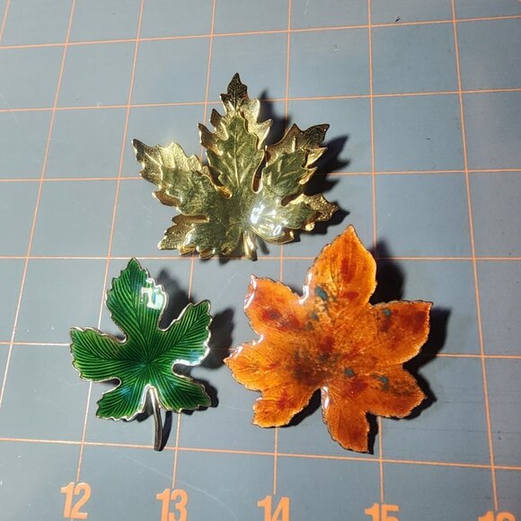 Fall Leaves Brooch Pin Set Gold Tone Green Orange Enamel Nature Inspired Jewelry - Picture 2 of 3